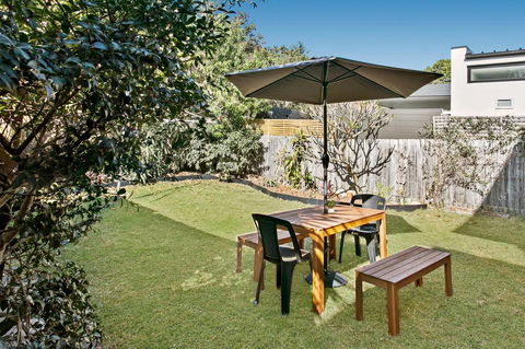 Seaspray - Manly Beach Apartment Close To The Sand - Accommodation QLD 3