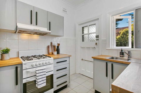 Seaspray - Manly Beach Apartment Close To The Sand - Accommodation QLD 4