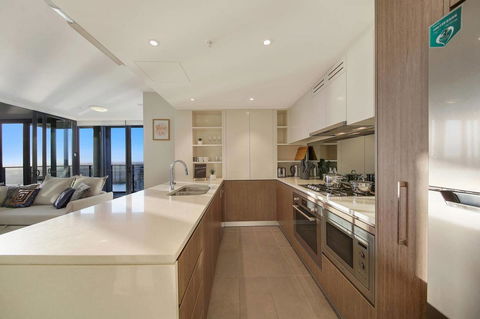 Stunning Sunset Water View 2BEDs On High Rises - Accommodation QLD 11