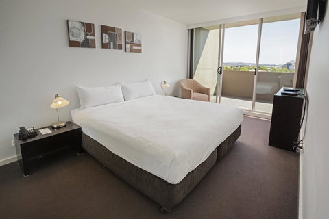 Honeysuckle Executive Apartments - Accommodation QLD 36