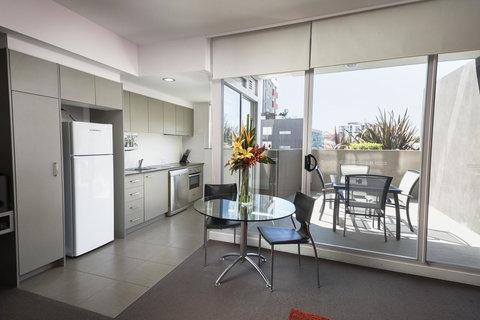 Honeysuckle Executive Apartments - Accommodation QLD 6