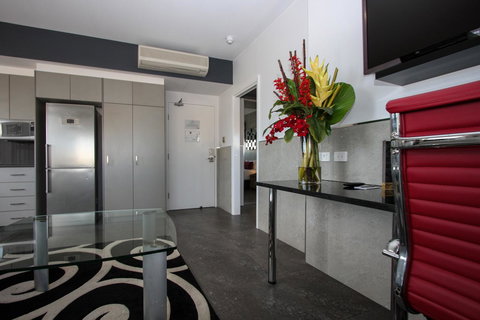 Honeysuckle Executive Apartments - Accommodation QLD 15