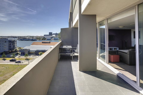 Honeysuckle Executive Apartments - Accommodation QLD 41