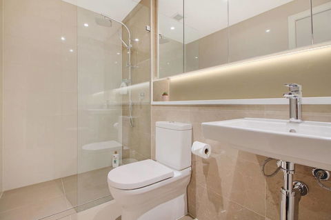 Brand New 3 Bedrooms Apt With Waterfront View - Accommodation QLD 1