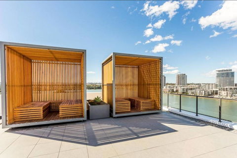 Brand New 3 Bedrooms Apt With Waterfront View - Accommodation QLD 2