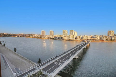 Brand New 3 Bedrooms Apt With Waterfront View - Accommodation QLD 8