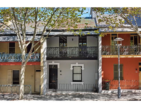 Walk To The City From This Renovated Heritage Gem - Accommodation QLD 4