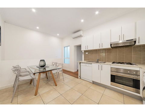 Walk To The City From This Renovated Heritage Gem - Accommodation QLD 1