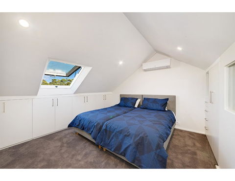 Walk To The City From This Renovated Heritage Gem - Accommodation QLD 8