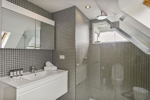 Summery, Spacious 4 Bed Home In Kurraba Point - Accommodation QLD 9