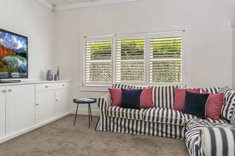 Summery, Spacious 4 Bed Home In Kurraba Point - Accommodation QLD 12