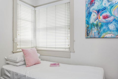 Summery, Spacious 4 Bed Home In Kurraba Point - Accommodation QLD 6