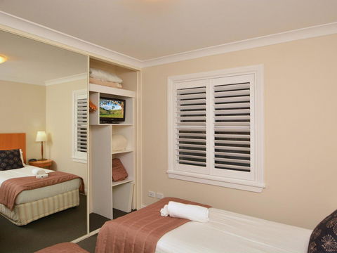 Villa De Saran Located Within Cypress Lakes - Accommodation QLD 10