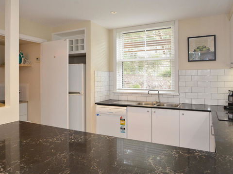 Villa De Saran Located Within Cypress Lakes - Accommodation QLD 3