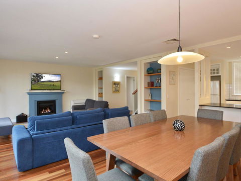 Villa De Saran Located Within Cypress Lakes - Accommodation QLD 12