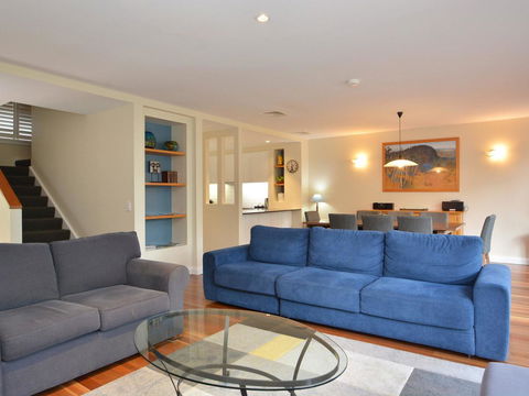 Villa De Saran Located Within Cypress Lakes - Accommodation QLD 11