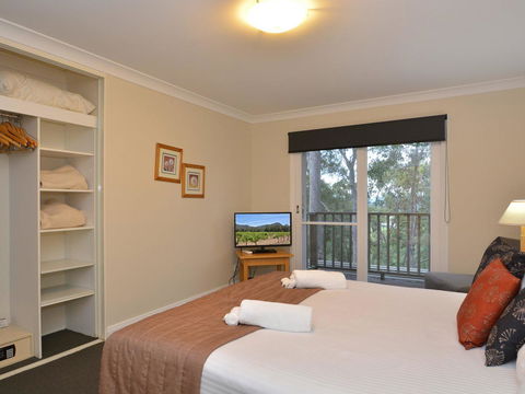 Villa De Saran Located Within Cypress Lakes - Accommodation QLD 1