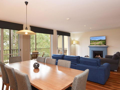 Villa De Saran Located Within Cypress Lakes - Accommodation QLD 6