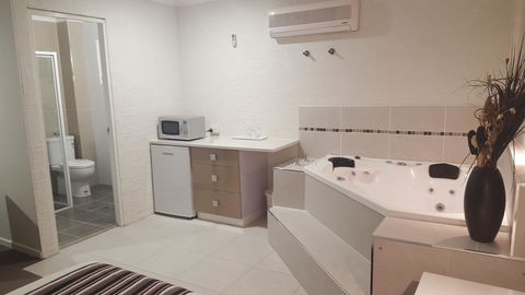 Coastal Bay Motel - Accommodation QLD 40