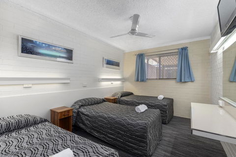 Coastal Bay Motel - Accommodation QLD 17