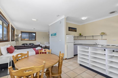 Coastal Bay Motel - Accommodation QLD 9