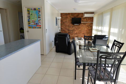 Beach House Holiday Apartments - Accommodation QLD 8