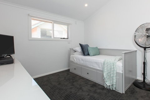 Elegant Family Home Close To Harbour And Views - Accommodation QLD 8