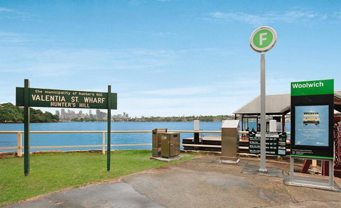 Elegant Family Home Close To Harbour And Views - Accommodation QLD 16