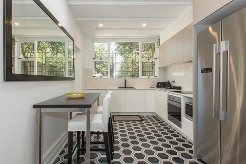 Elegant Family Home Close To Harbour And Views - Accommodation QLD 5