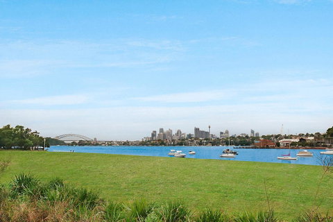 Elegant Family Home Close To Harbour And Views - Accommodation QLD 17