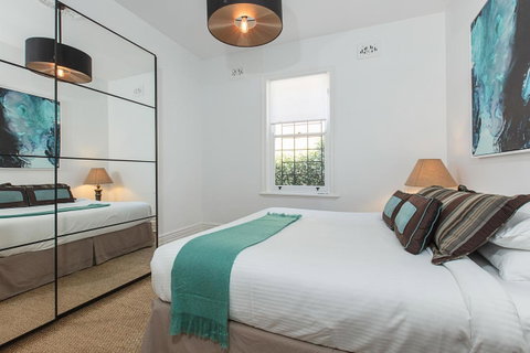 Elegant Family Home Close To Harbour And Views - Accommodation QLD 1