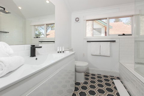 Elegant Family Home Close To Harbour And Views - Accommodation QLD 10