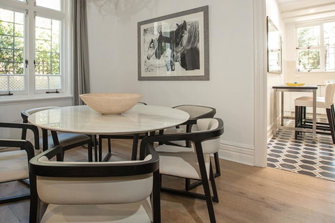 Elegant Family Home Close To Harbour And Views - Accommodation QLD 4