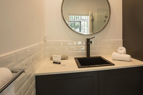 Elegant Family Home Close To Harbour And Views - Accommodation QLD 7