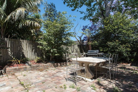 Elegant Family Home Close To Harbour And Views - Accommodation QLD 14