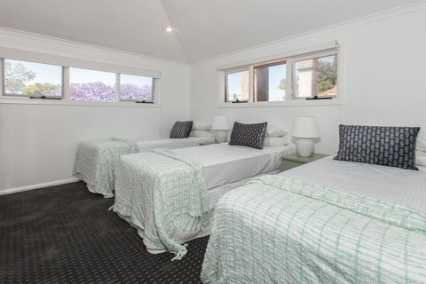 Elegant Family Home Close To Harbour And Views - Accommodation QLD 9