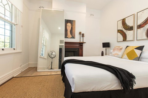 Elegant Family Home Close To Harbour And Views - Accommodation QLD 2