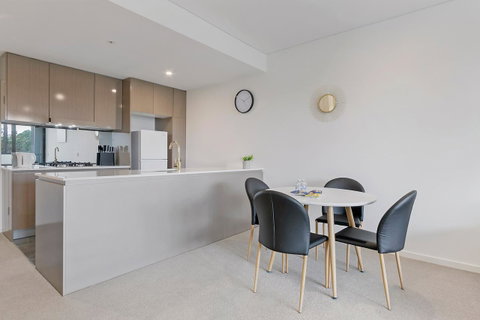Stylish And Neat Two Bed Apartment In Wentworth Point - Accommodation QLD 3