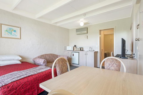 Black Dolphin Resort Motel & Apartments - Accommodation QLD 14