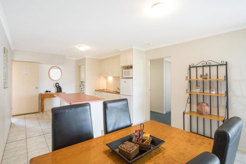 Black Dolphin Resort Motel & Apartments - Accommodation QLD 4