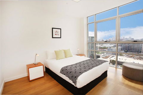 Gadigal Groove - Modern And Bright 3BR Executive Apartment In Zetland With Views - Accommodation QLD 5
