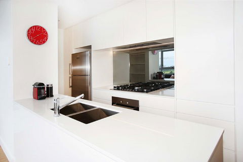 Gadigal Groove - Modern And Bright 3BR Executive Apartment In Zetland With Views - Accommodation QLD 3