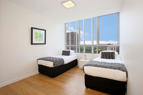 Gadigal Groove - Modern And Bright 3BR Executive Apartment In Zetland With Views - Accommodation QLD 6