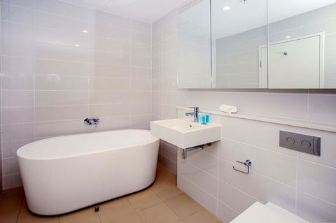Gadigal Groove - Modern And Bright 3BR Executive Apartment In Zetland With Views - Accommodation QLD 8