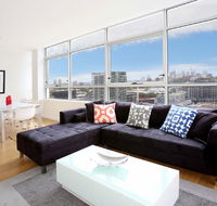 Gadigal Groove - Modern and Bright 3BR Executive Apartment in Zetland with Views - Accommodation QLD