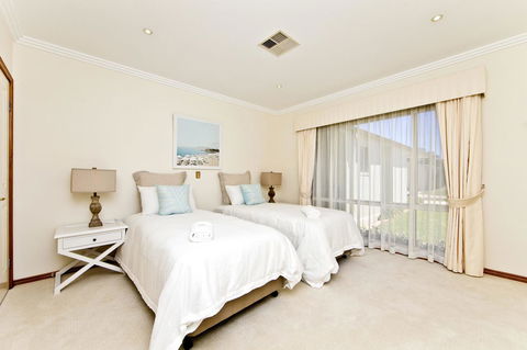 One Mile Mansion - Private Coastal Retreat FREE FAMILY ADVENTURE PASS - Accommodation QLD 16