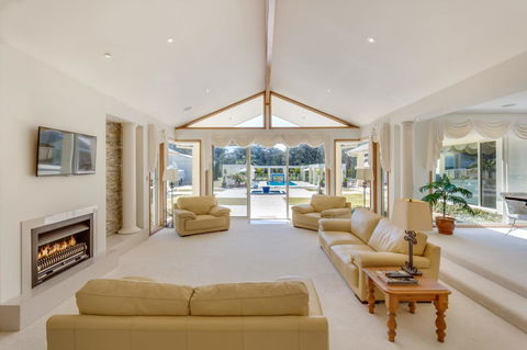 One Mile Mansion - Private Coastal Retreat FREE FAMILY ADVENTURE PASS - Accommodation QLD 13