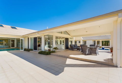 One Mile Mansion - Private Coastal Retreat FREE FAMILY ADVENTURE PASS - Accommodation QLD 18