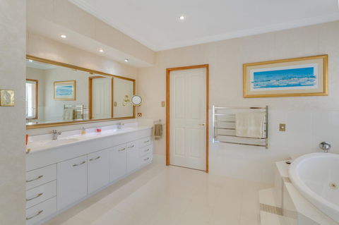 One Mile Mansion - Private Coastal Retreat FREE FAMILY ADVENTURE PASS - Accommodation QLD 8