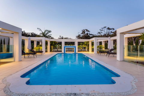 One Mile Mansion - Private Coastal Retreat FREE FAMILY ADVENTURE PASS - Accommodation QLD 0